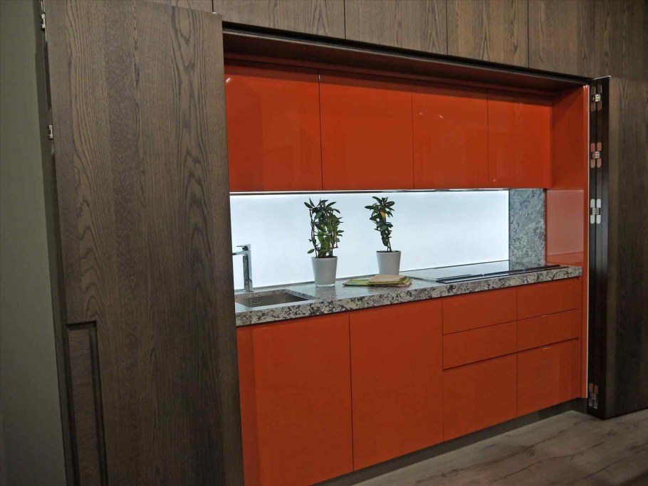 Кухонный гарнитур с раздвижными дверями