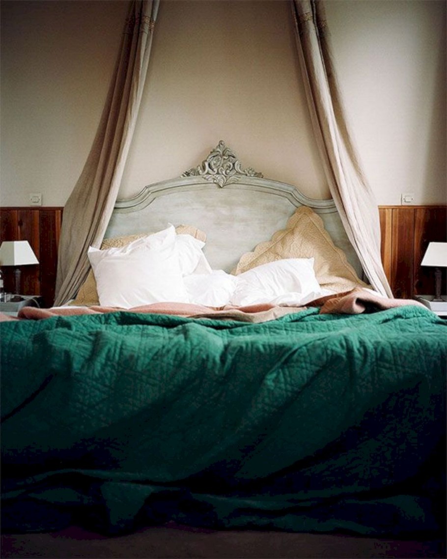 Кровать изумрудного цвета в интерьере