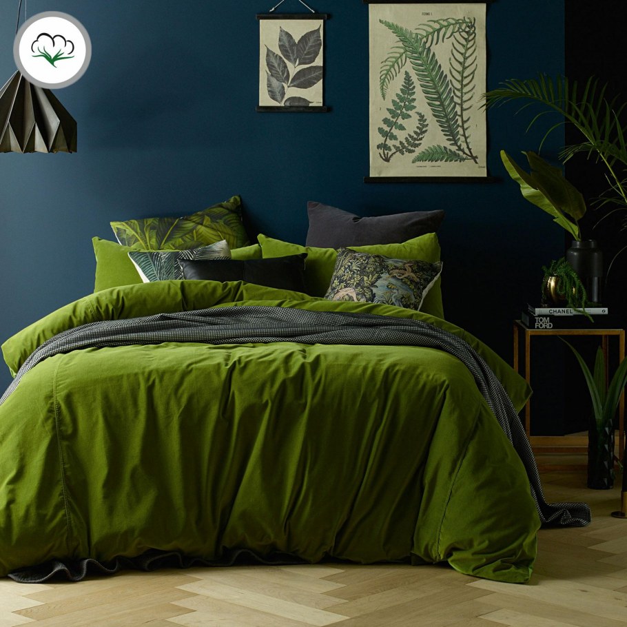 Спальня в темных тонах с зеленым покрывалом