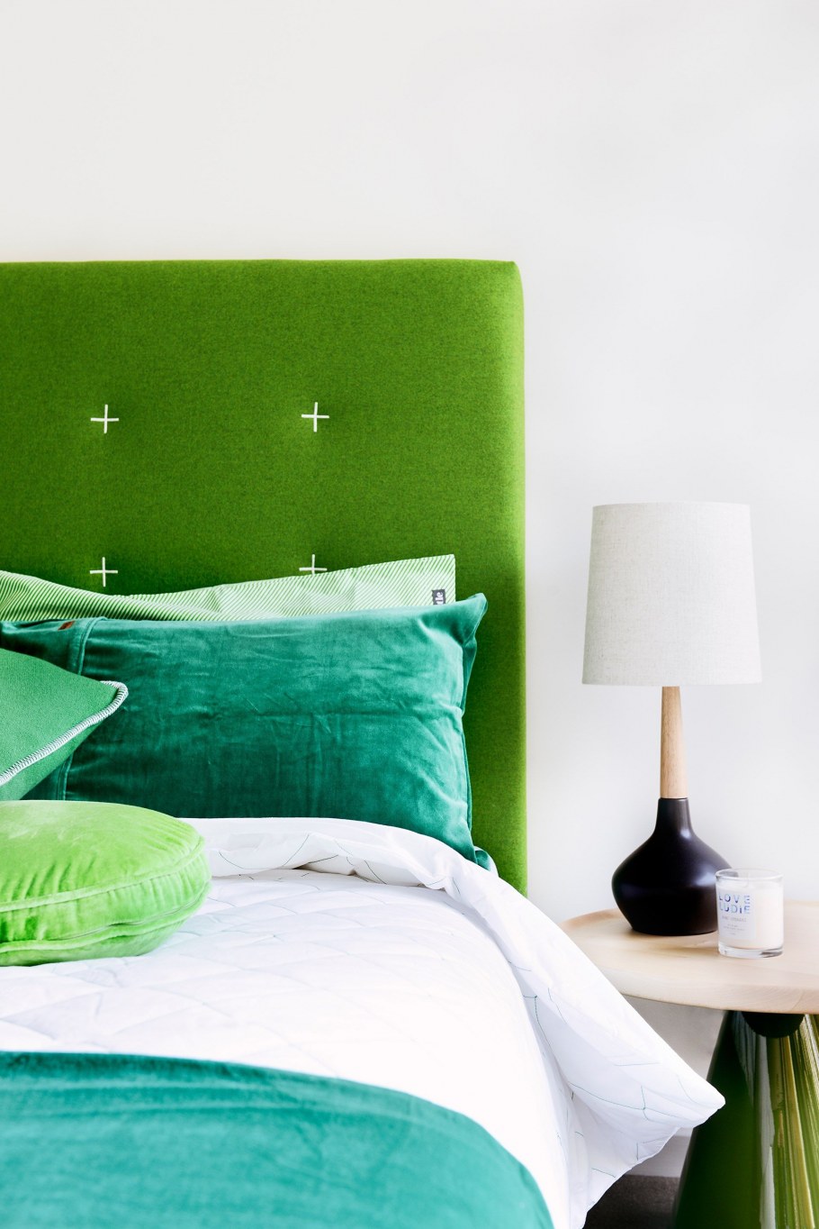 Кровать салатового цвета