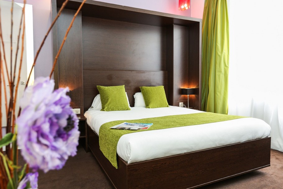 Кровать в зелёном свете