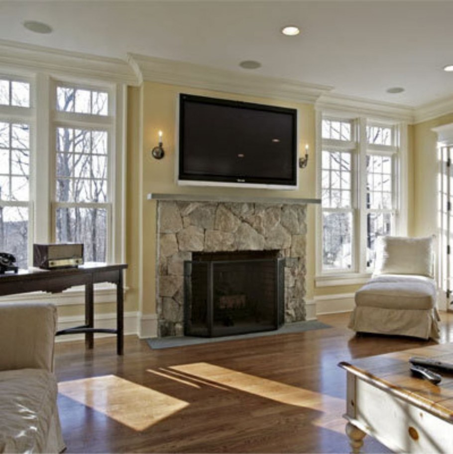 Телевизор над камином в интерьере гостиной