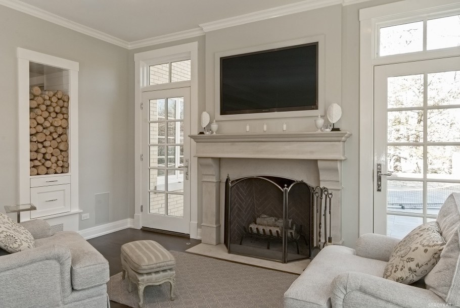 Зал с большим диваном и камином