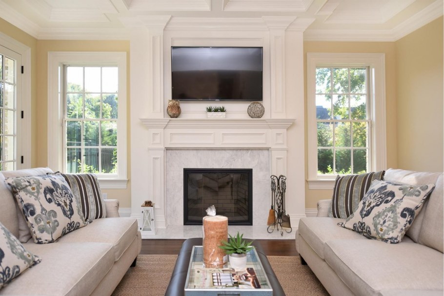 Камин между двумя окнами