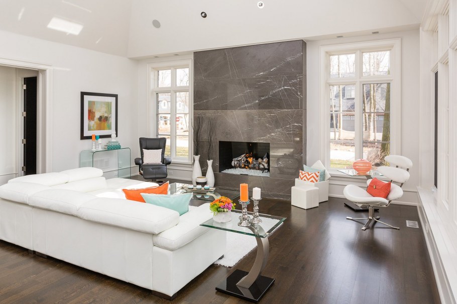 Камин в простенке между окнами