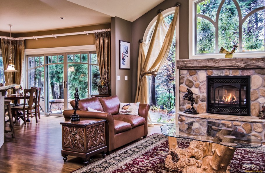 Гостиная с камином между окнами