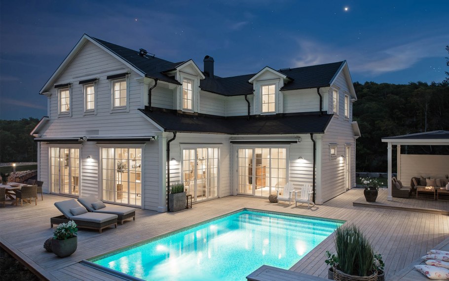 Двухэтажный дом с бассейном