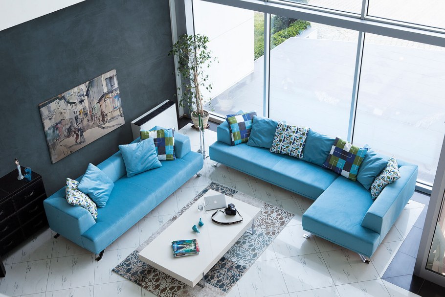 Яркие диваны в интерьере гостин