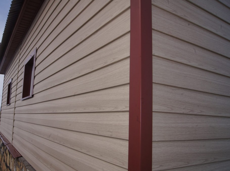 Каркасный дом цвета дерева