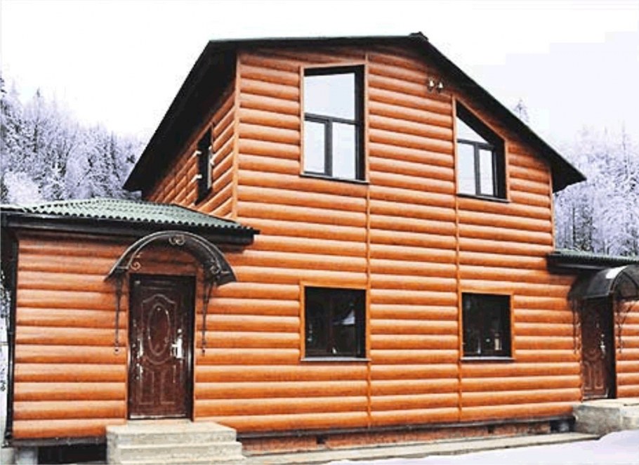 Деревянный дом с белыми окнами