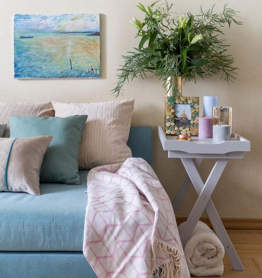 Разноцветные подушки в интерьере