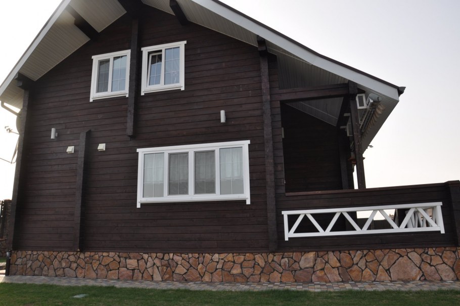 Темно коричневый деревянный дом