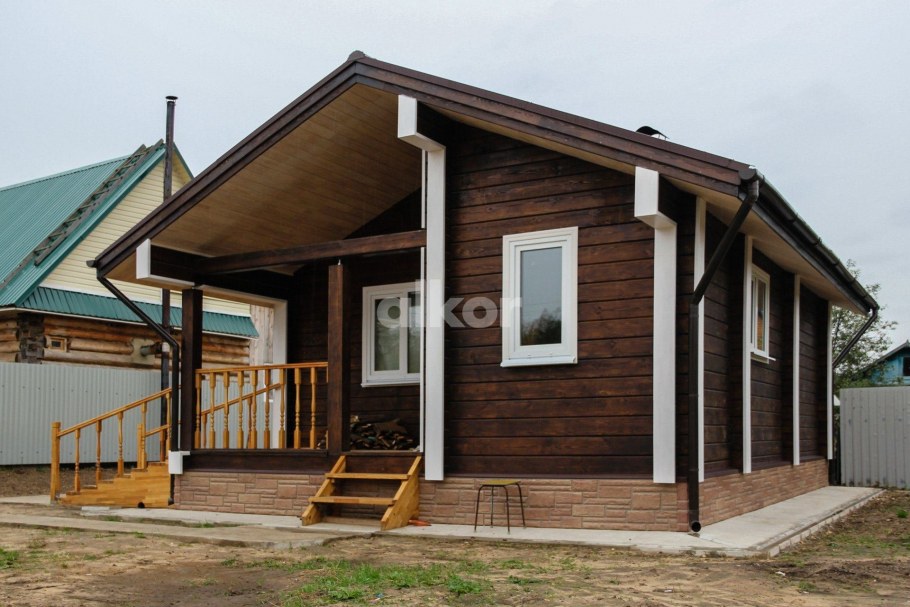 Деревянный дом с темной крышей