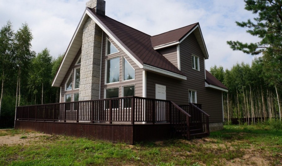 Коричневый деревянный дом