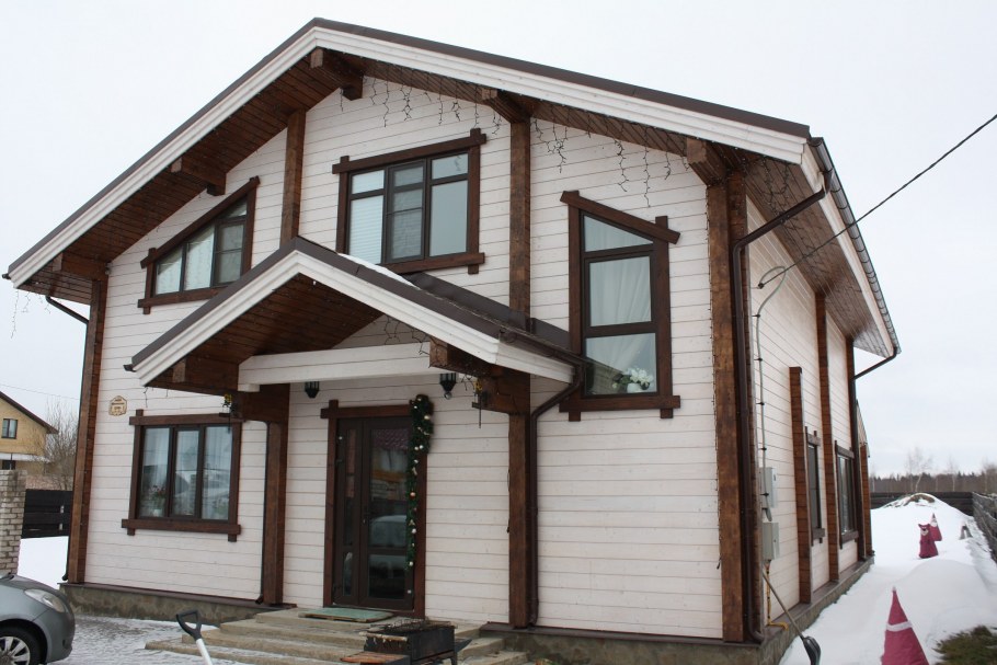 Серый фасад дома