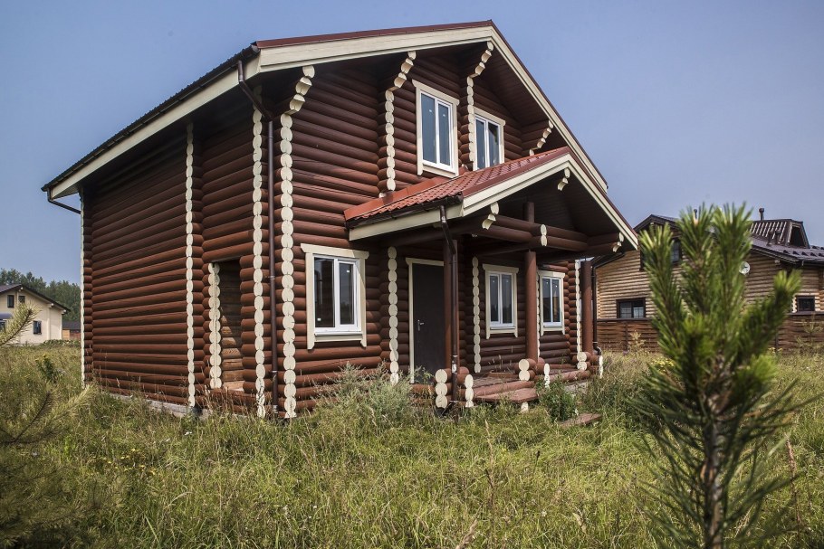 Коричневый деревянный дом