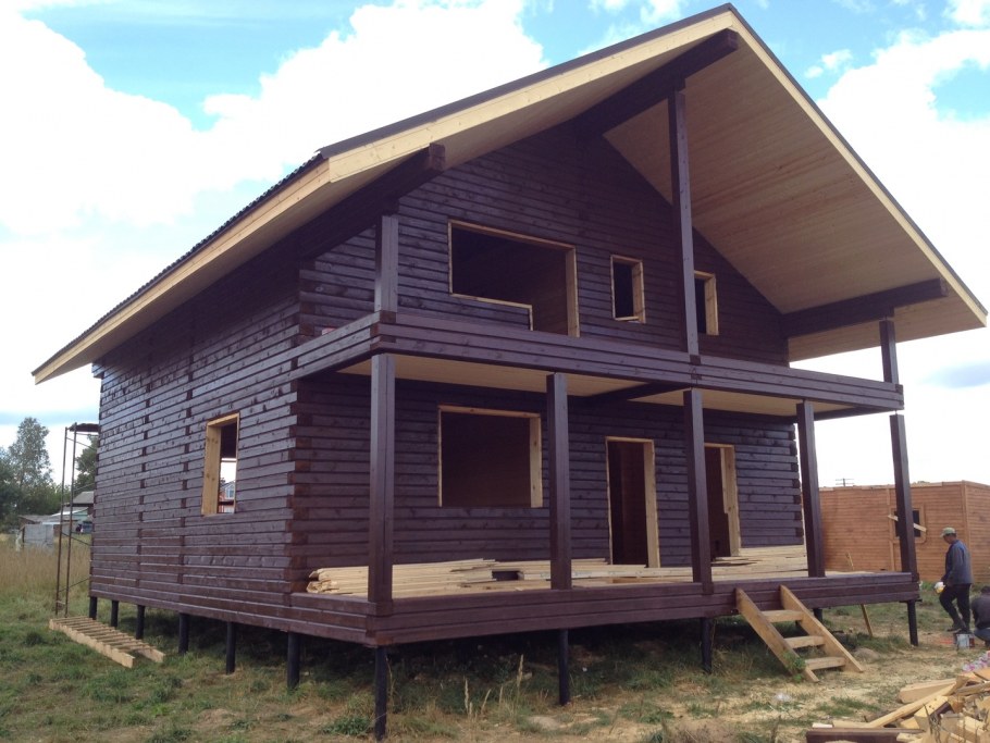 Дом с коричневым сайдингом