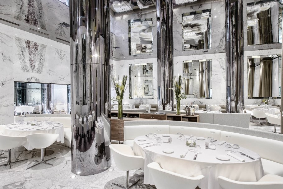 Зеркальная стена в интерьере ресторана