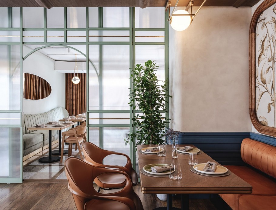 Зеркальная стена в кафе