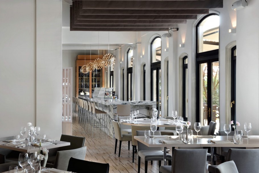 Интерьер кафе с низкими потолками