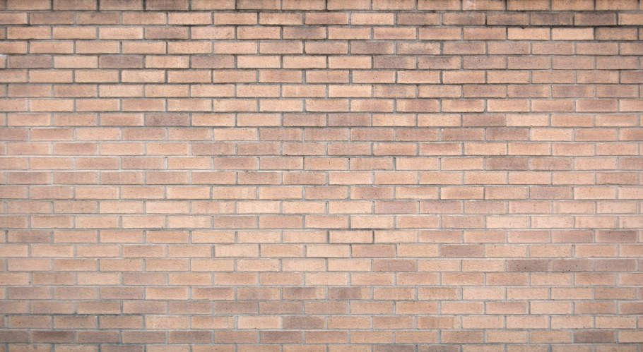 Каменная кирпичная стена