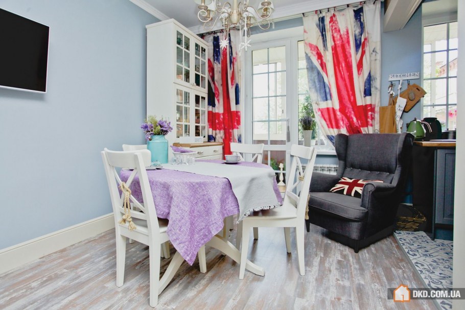 Гостиная в викторианском стиле с камином