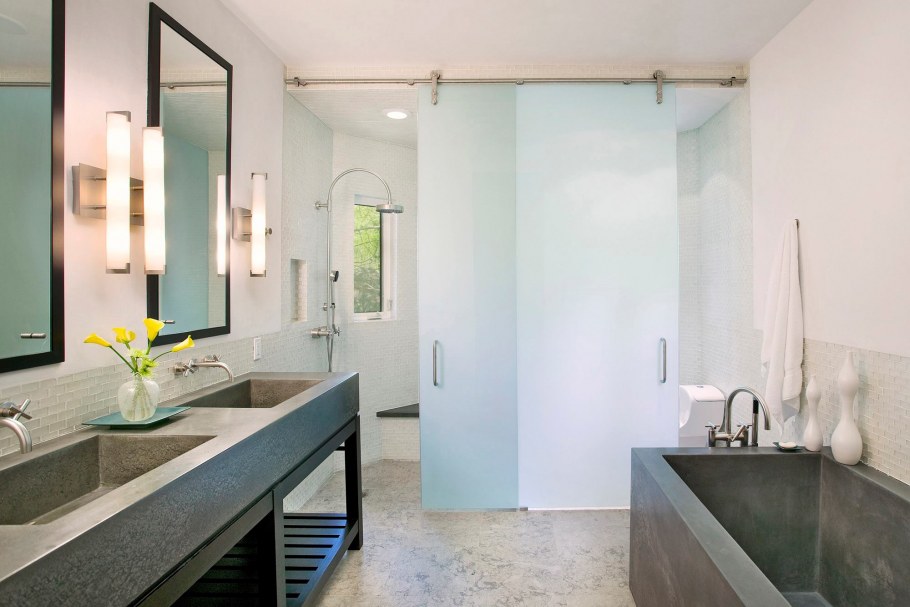 Стеклянная откатная дверь в ванную комнату