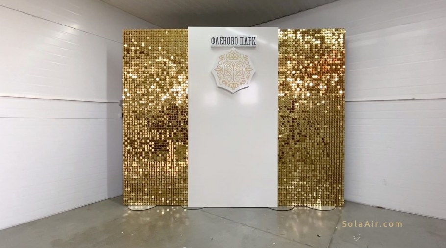 Золотые стены в интерьере гостиной