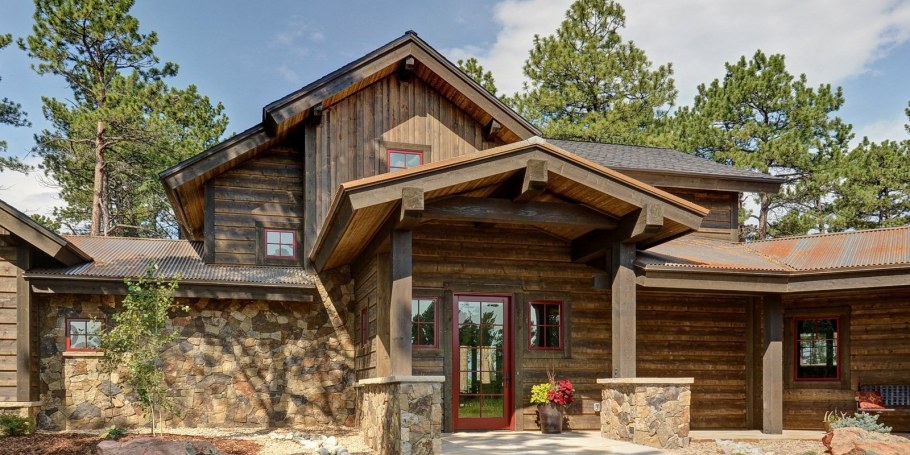 Дом из камня и дерева