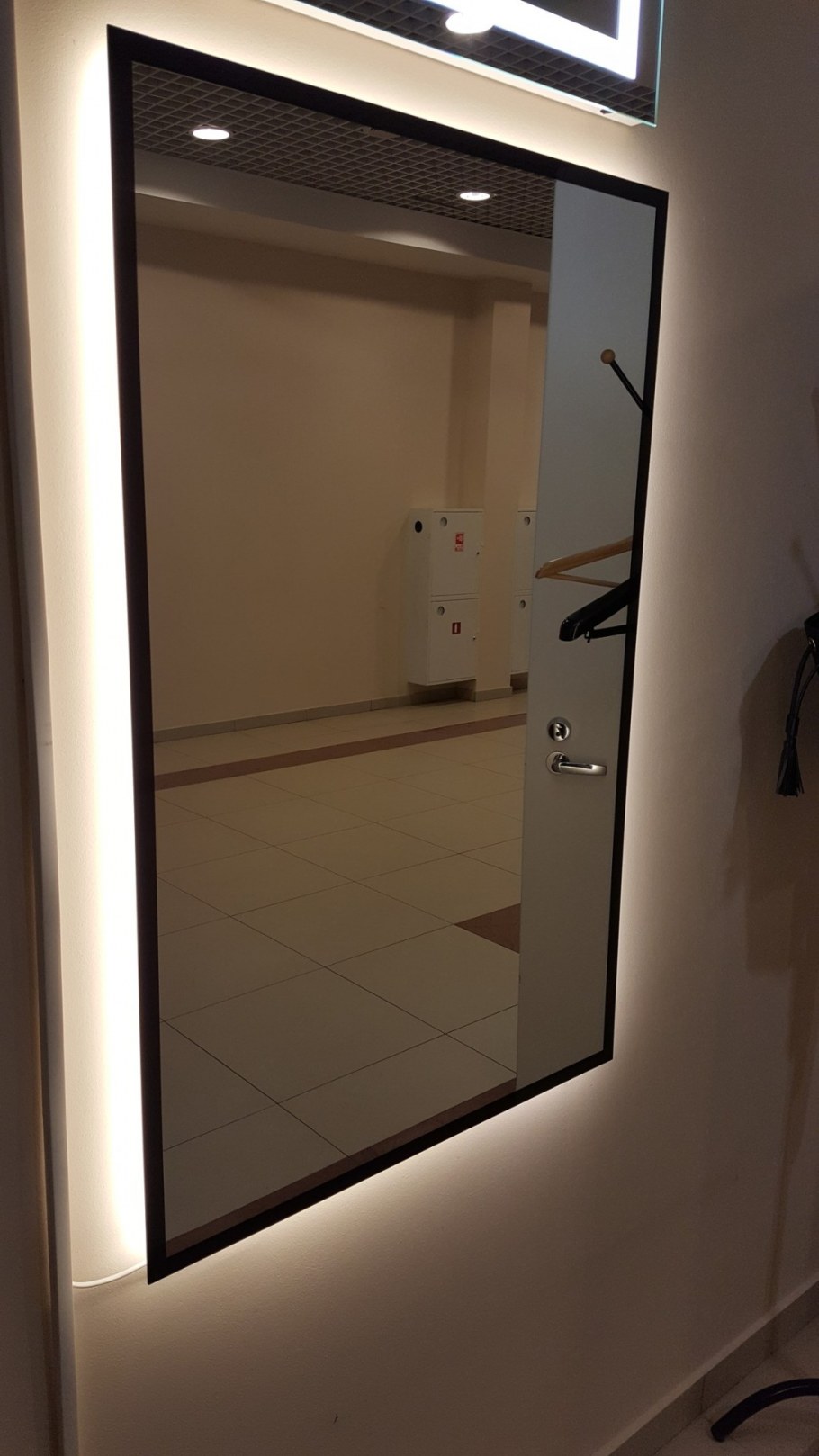 Современный шкаф в прихожую