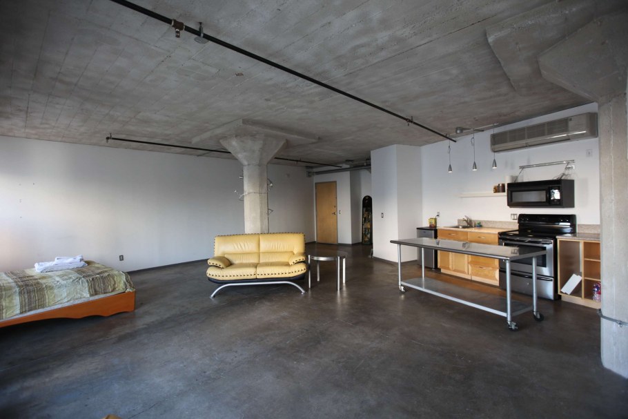 Бетонный потолок в стиле лофт