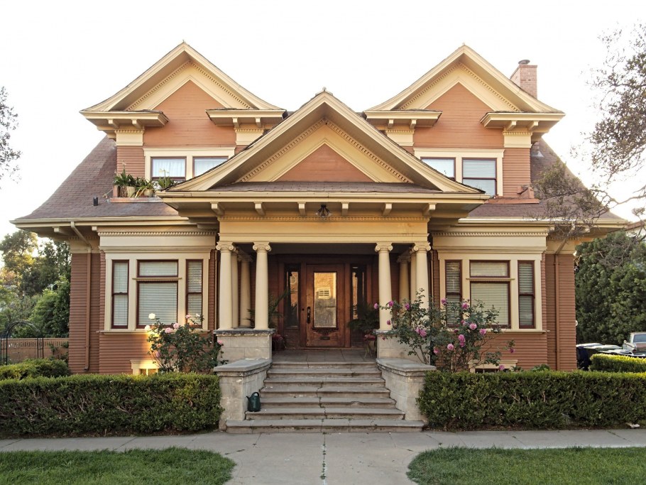 Частный дом с колоннами