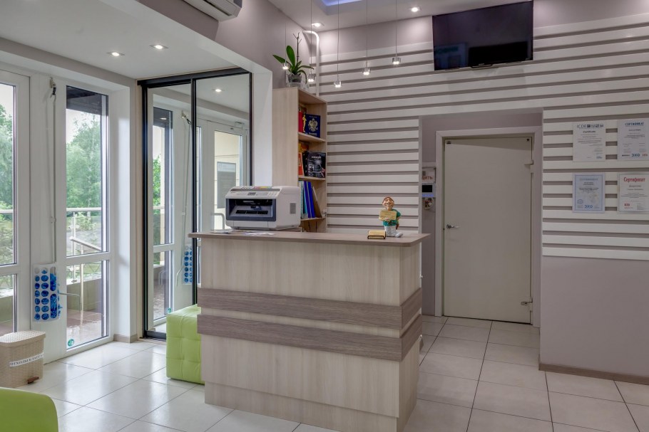Интерьер стоматологического кабинета в белом цвете