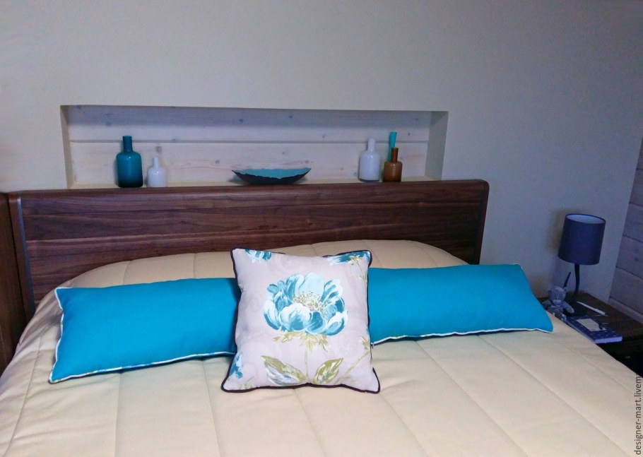 Кровать с бирюзовыми подушками