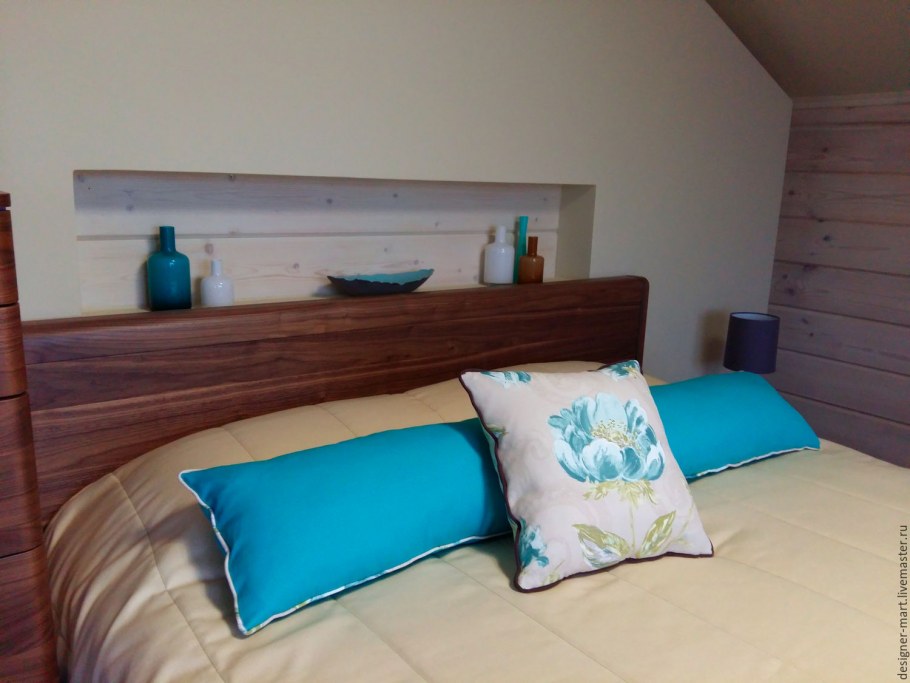 Покрывало и подушки на кровать бирюза