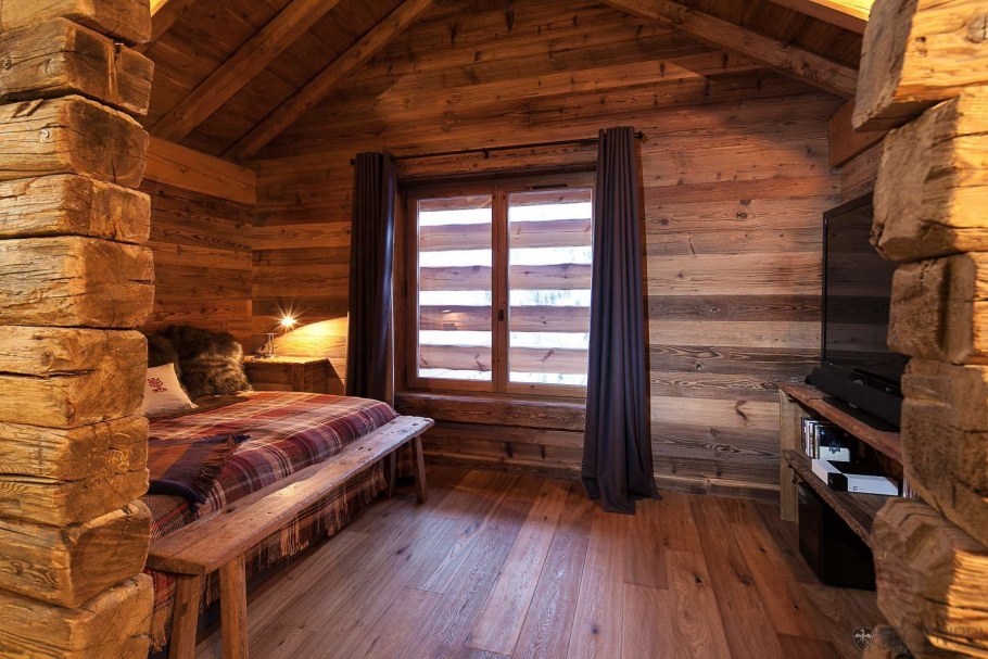 Дом из лафета в стиле Шале