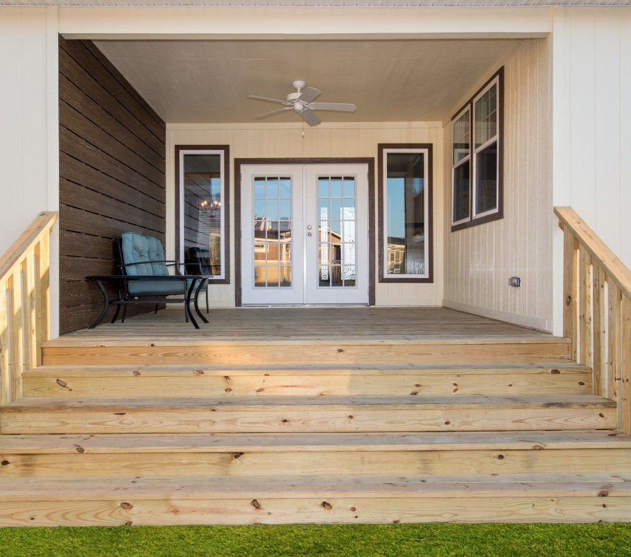 Широкое крыльцо