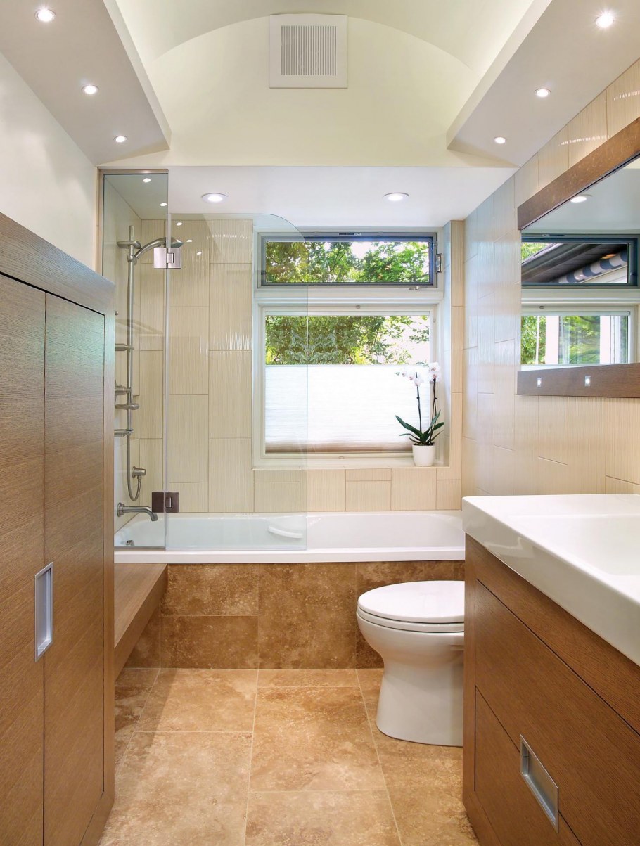 Ванная с окном в частном доме