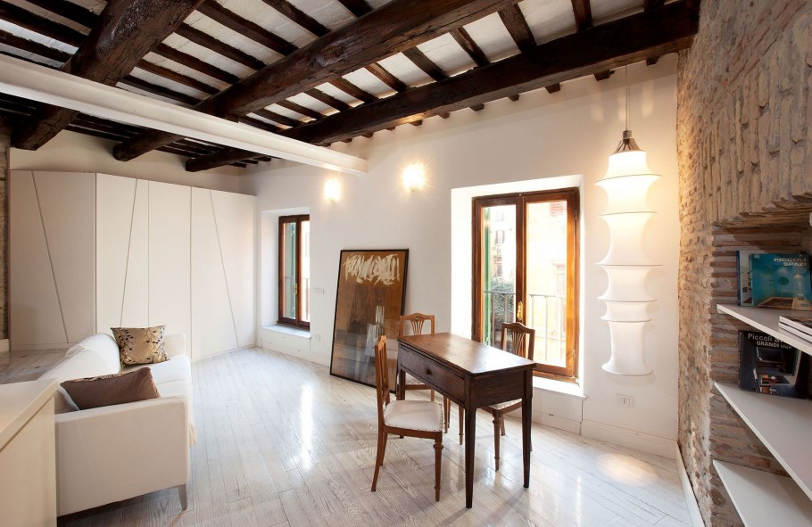 Кухня с балками на потолке