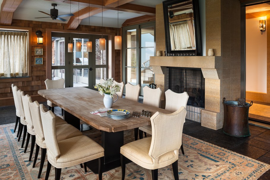 Кухня столовая с камином