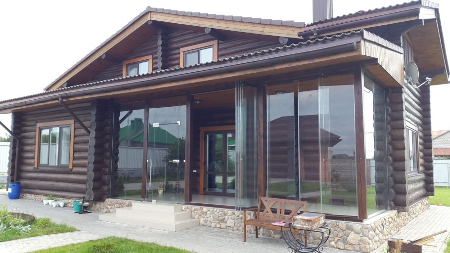 Безрамное остекление бревенчатого дома