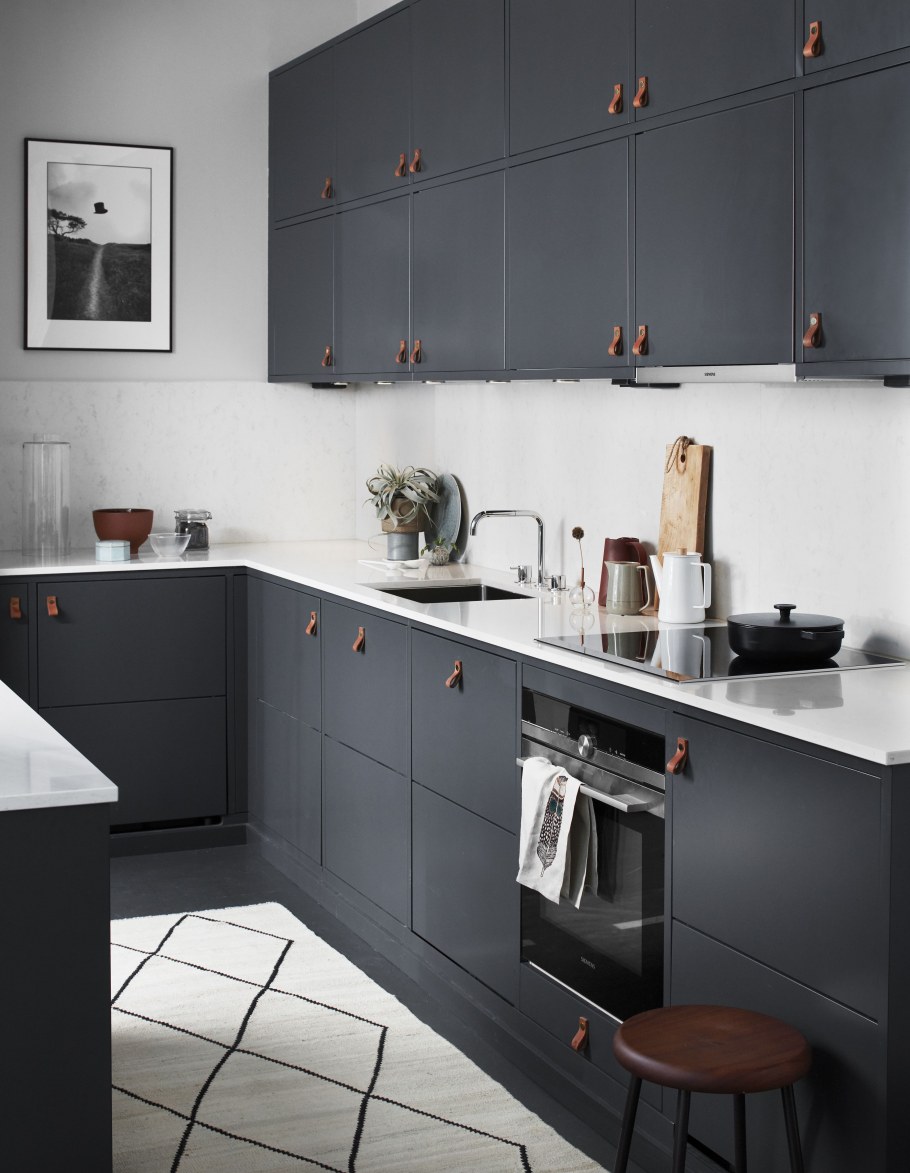 Белая кухня икеч с белой столешницей