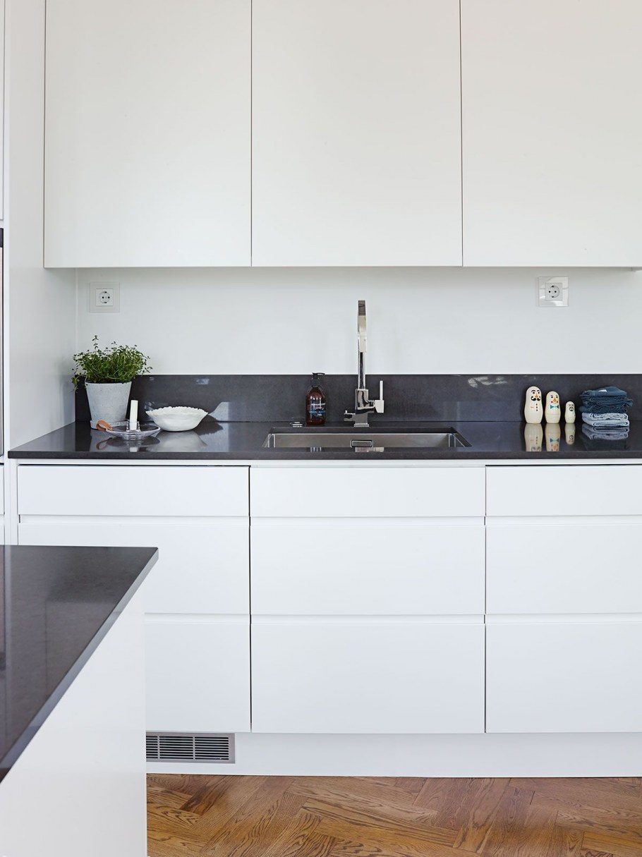 Кухня в скандинавском стиле с черной столешницей