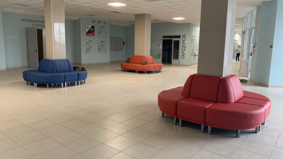 Диванчик вокруг колонны