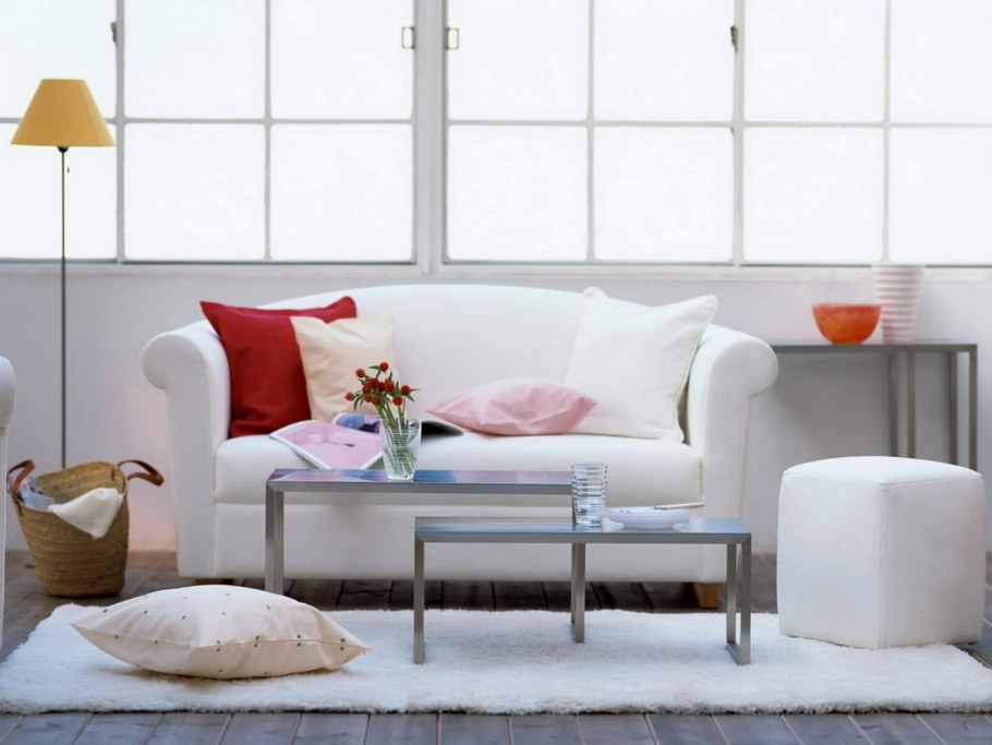 Диван в белой комнате