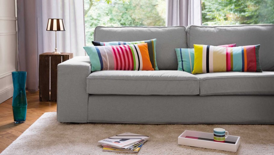 Серый диван с подушками