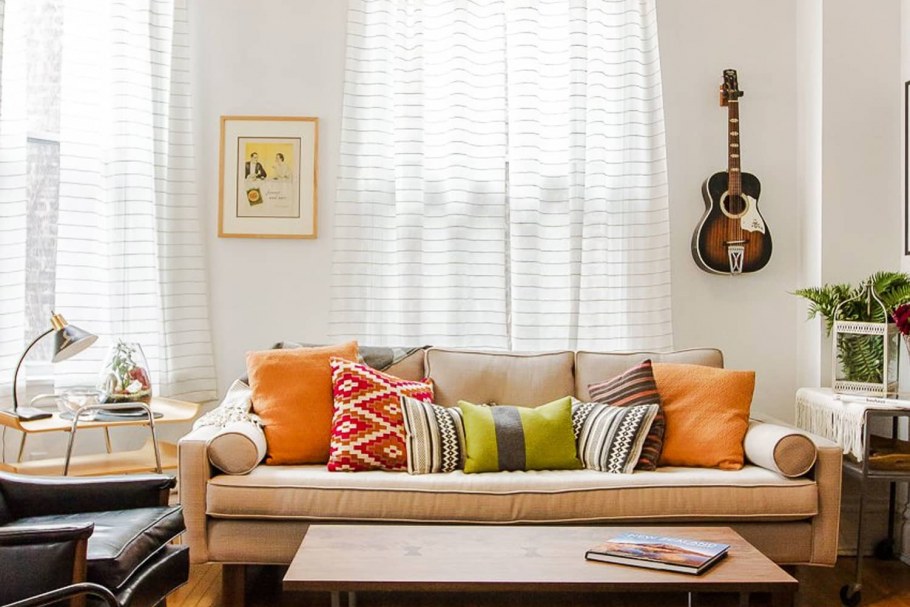 Подушки на диван в интерьере