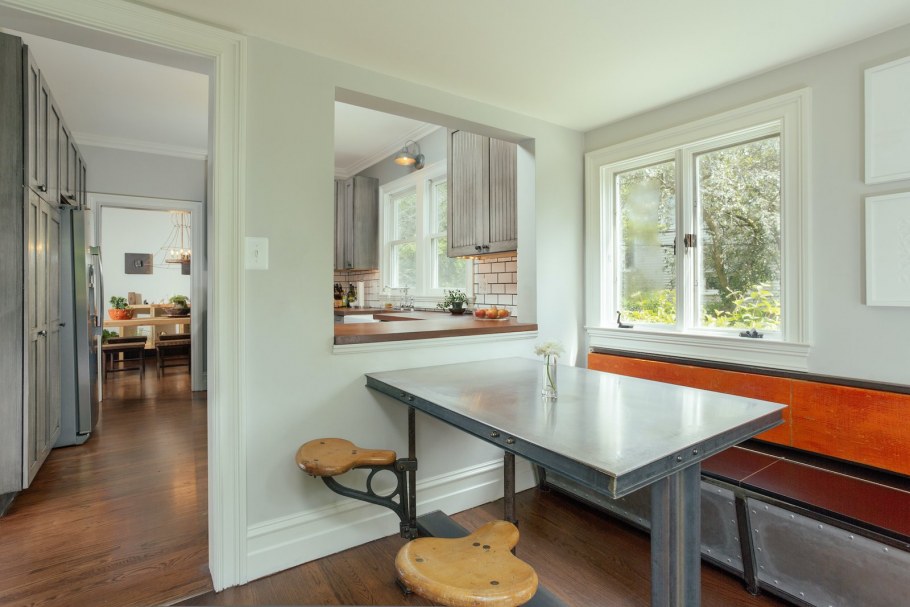 Окно между кухней и гостиной