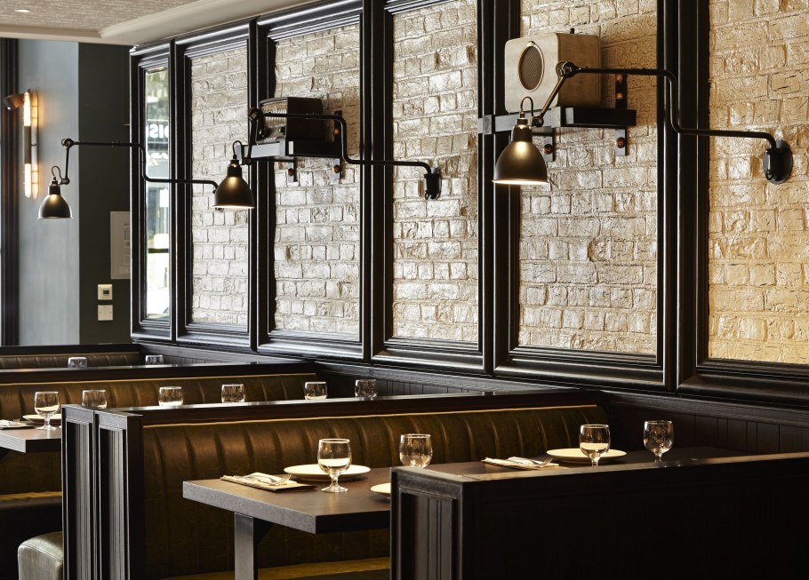 Декор окна в кафе