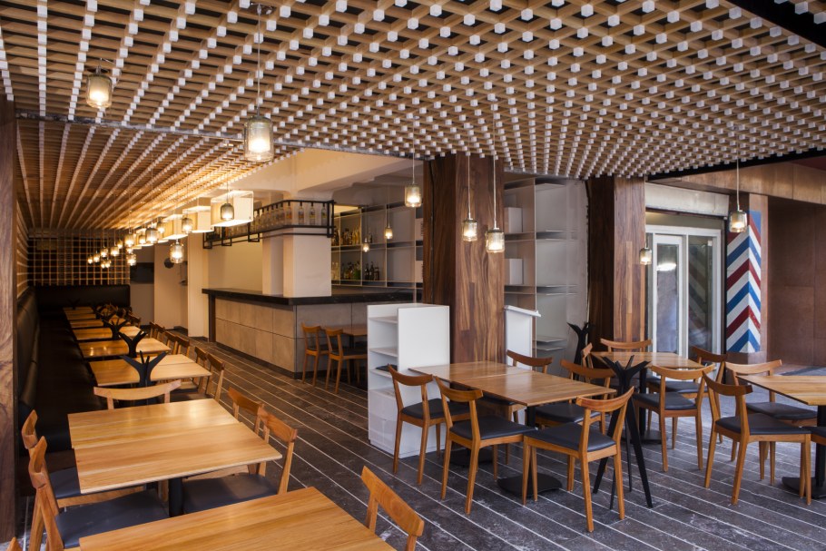 Ресторан с деревом посередине зала